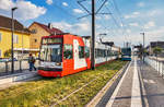 Der rnv-Tramwagen 5615, und 2211 kreuzen sich am 14.4.2017, in der Haltestelle Käfertal, Speckweg.