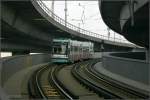 Stadtbahnmäßig ausgebaut -    Eine fünfteilige Straßenbahn kommt auf der Seite Ludwigshafens herunter von der Kurt-Schumacher-Brücke und wird gleich im Straßenbahn-Tunnel
