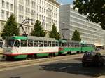 20.06.2008, Magdeburg. In der Ernst-Reuter-Allee herrscht ein reger Straßenbahnverkehr. Tatra-3er Zug, vorn Triebwagen 1232. 