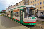 Straßenbahn Magdeburg Triebwagen 1377 auf der Linie 5 nach Diesdorf in der Haltestelle Leiterstraße, 07.06.2020.