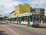 Straßenbahn Magdeburg Triebwagen 1308 mit Anhänger auf der Linie 6 zum Herrenkrug in der Haltestelle Südfriedhof, 07.06.2020.