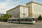 Am 20. Juni 2008 in Magdeburg. In der Fritz-Reuter-Allee begegnete mir der  Niederflurtriebwagen NGT 8D Nr.1371, hergestellt bei Bobardier in Bautzen