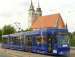 Am 20. Juni 2008 in Magdeburg. Niederflurtriebwagen NGT 8D der Alstom LHB GmbH Nr.1363 in der Fritz-Reuter-Allee. Im Hintergrund die Johanniskirche, die älteste Magdeburger Pfarrkirche.