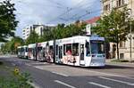 Tw 1309 fährt mit einem Tatra-Großraumbeiwagen über die Lüneburger Straße in Richtung Barleber See.