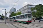 Nachschuss auf den Tatra-Großraumbeiwagen 2202 vor der reizvollen Fassade des Galeria Karstadt Kaufhauses in der Innenstadt von Magdeburg.