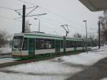 Magdeburg: Stra�enbahnlinie 4 an der Haltestelle Krankenhaus Olvenstedt.(18.2.2010)