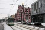 Am Hundertwasserhaus -     Eine Straßenbahn der Linie 5 passiert das Hundertwasserhaus in der Innenstadt von Magdeburg.