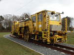 Erfurter Gleisbau Stopfmaschiene am 04.03.17 in der Nähe der Mainzer Hochschule von einen Feldweg aus fotografiert. Abgestellt in einer der beiden neuen Wendeschleifen der Mainzelbahn