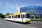 Straßenbahn Mainz: Duewag / AEG M8C der MVG Mainz - Wagen 272, aufgenommen im Mai 2017 in der Nähe der Haltestelle  Bismarckplatz  in Mainz.