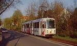 Der von der Straßenbahn Bielefeld übernommene M-Tw 278 der Mainzer Straßenbahn ist im April 1999 auf dem eingleisigen Streckenstück kurz vor der Endhaltestelle Bretzenheim unterwegs