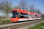 Straßenbahn Mainz / Mainzelbahn: Stadler Rail Variobahn der MVG Mainz - Wagen 221, aufgenommen im März 2020 bei der Bergfahrt zwischen Mainz-Lerchenberg und Mainz-Marienborn.