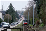 Eingleisig -

...ist die Zweigstrecke der Mainzer Straßenbahn nach Hechtsheim Am Schinnengraben. Die Strecke wurde 1923 eröffnet und übernahm ab dem Jägerhaus die Trasse einer früheren Dampf-(Straßen)bahn. 
Der Blick geht von der Haltestelle 'Budinger Straße' nach Süden in Richtung Endstation.

09.04.2018 (M)