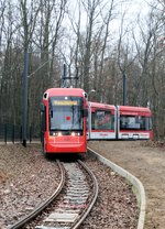 MVG Stadler Variobahn Wagen 221 mit Möbel Martin Vollwerbung am 17.12.16 in Mainz Lerchenberg von einen Gehweg aus fotografiert an einen Bahnübergang