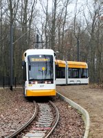 MVG Stadler Variobahn Wagen 227 am 17.12.16 in Mainz Lerchenberg von einen Gehweg aus fotografiert an einen Bahnübergang