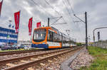 Der rnv-Tramwagen 4158 fährt nahe der Haltestelle Viernheim, Tivoli (RNZ) vorüber.