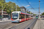 Der rnv-Tramwagen 4132, fährt kurz vor der Haltestelle Mannheim Hauptbahnhof vorüber.