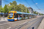 Der rnv-Tramwagen 5711, fährt kurz vor der Haltestelle Mannheim Hauptbahnhof vorüber.
