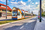 Der rnv-Tramwagen 5637, fährt am 14.4.2017, kurz vor der Haltestelle Käfertal, Speckweg vorüber.