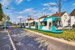 Der rnv-Tramwagen 5615, fährt am 14.4.2017, kurz vor der Haltestelle Käfertal, Speckweg vorüber.