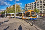 Der rnv-Tramwagen 5716, fährt kurz vor der Haltestelle Mannheim Hauptbahnhof vorüber.