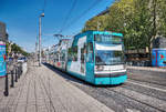 Der rnv-Tramwagen 5621, fährt am 20.4.2017, kurz vor der Haltestelle Mannheim Hauptbahnhof vorüber.