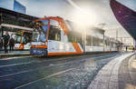 Der rnv-Tramwagen 4138, hält bei Sonnenuntergang, am 6.4.2017, in der Haltestelle Mannheim Hauptbahnhof.
Unterwegs war die Garnitur auf der Linie 5A (Mannheim, Abendakademie - Heddesheim, Bahnhof (RNV)).