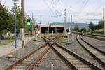 Meterspur Doppelkreuzungsweiche am 29.08.20 in Edingen OEG Bahnhof vom Bahnsteig aus fotografiert