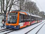 Ein seltenes Wetterereignis gab es am 18. Januar in Mannheim: es schneite und der Schnee bleib sogar einige Tage liegen. Beim Mittagspausensparziergang fotografierte ich Wagen 4119 der RNV an der Haltestelle  Lessingstraße . 18.01.2024 um 12:21 Uhr. 