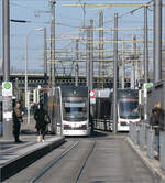 Mastenwaldkulisse - 

... bei der Straßenbahnhaltestelle am Mannheimer Hauptbahnhof mit einfahrendem Skoda ForCity Smart-Doppeltraktion mit 1405 führend auf der Linie 1.

27.03.2025 (M)

