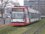 Eine Straenbahn in Farben der  VBL  rollt am 27.12.2007 mit leichter Versptung um 13:08 Uhr zwischen den Haltestellen  Landesmuseum Sd  und  Farlach  Richtung Neuhermsheim.