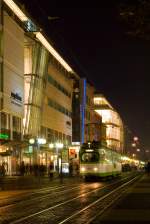 Ein Qualittswagen auf der 2: Ein GT8 beim Zwischenhalt in der Haltestelle Strohmarkt.