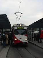 Hier sieht man eine altestraenbahn der Firma RHB die digitale Auenanzeige hat.