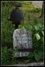  Tglich ward mit dir gerungen,  bis Dein Arbeitslied verklungen     So steht es auf dem Stein, der vor einer Glocke steht.