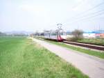 Ein Straenbahn des Typ Dwag GT8 wagen nr 85 zwischen Weinheim und Viernheim sie kommt von der Haltestelle Freiburgerstr Weinheim und fhrt durch Viernheim nach Mannheim.Am 16.4.2005