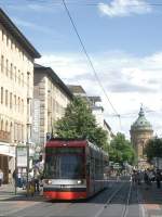 Wagen 212 fhrt als Linie 3 nach Sandhofen durch die Mannheimer Innenstadt; hier zwischen Wasserturm und Paradeplatz.