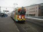 Ein von zweien Kunst Straenbahnen in Heidelberg Hbf am 03.12.10