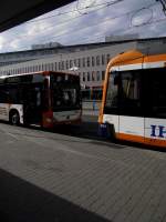 Ein Mercedes Benz Citaro und eine RNV Variobahn in Heidelberg Hbf am 03.07.11