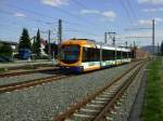 Tw 4139 der RNV erreicht am 03.09.2012 in Krze den Bahnhof Edingen (Baden).
