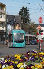 Triebzug 5710 der RNV verlässt als Straßenbahnlinie 4 den Stadtpunkt Bad Dürkheim Hauptbahnhof an einem frühlinghaften Samstag.