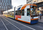 rnv-Tramwagen 5625 als Linie 3 (Sandhofen Endstelle - Neckarau Rheingoldhalle), am 18.3.2016 beim Halt an der Haltestelle Mannheim Hauptbahnhof.