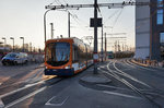 rnv-Tramwagen 4138 als Linie 5 (Seckenheim Pforzheimer Straße - Seckenheim OEG-Bahnhof), am 18.3.2016 bei der Einfahrt in die Haltestelle Mannheim Hauptbahnhof.