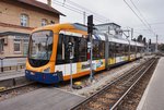 rnv-Tramwagen 4139 als Linie 5 (Seckenheim Pforzheimer Straße - Seckenheim OEG-Bahnhof), am 19.3.2016 beim Halt im Bahnhof Käfertal.