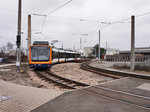 rnv-Tramwagen 4120 als Linie 5 (Seckenheim Pforzheimer Straße - Käfertal Bahnhof), am 19.3.2016 bei der Fahrt über die Wendeschleife in Käfertal.