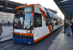 rnv-Tramwagen 1041 als Linie 1 (Schönau Endstelle - Rheinau Bahnhof), am 18.3.2016 beim Halt an der Haltestelle Mannheim Hauptbahnhof.