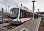 rnv-Tramwagen 4124 als Linie 5 (Neuostheim - Seckenheim OEG-Bahnhof), am 28.3.2016 beim Halt im Bahnhof Käfertal.