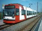 Eine Straenbahn der RNV, in den Farben der VBL, am sommerlichen 23.04.2007 an der Endhaltestelle  Rangierbahnhof  der neuen Linie 6a ber Neuhermsheim.