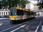 Ein DUEWAG-Stadtbahnwagen M6 der Mlheimer Verkehrsgesellschaft vor der Haltestelle  Rathausmarkt  in Mlheim/Ruhr als Zug der Linie 104 zur Haltestelle  Abzweig Aktienstrae  in Essen-Borbeck am 4.