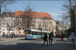 29 Jahre fuhr hier keine Straßenbahn -

1997 wurde die sogenannte Osttangente zwischen Max-Weber-Platz und Ostfriedhof in München wiedereröffnet; schon 1968 wurde diese Strecke stillgelegt. Hier eine Straßenbahn der Linie 25 nach Grünwald an der Haltestelle Regerplatz.

18.03.2015 (M)

