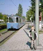 München MVG SL 27 (p3.17 3004) Petuelring am 16. Oktober 2006. -  Der junge Straßenbahnfotograf auf dem Bild, mein Sohn Stefan, war sehr zufrieden, weil es uns gelang, unter guten Wetterbedingungen die P3+p3-Garnitur an der Endstation Petuelring zu knipsen. - Scan eines Farbnegativs. Film: Kodak FB 200-6. Kamera: Leica C2.