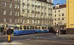 Der münchener M4 2464 biegt im September 1986 von der Einsteinstraße in die Grillparzerstraße ab. Er gehört zu einer Serie von 98 Trieb- und Beiwagen, die zwischen 1957 und 1959 geliefert wurden und bis 1995 im Einsatz standen.